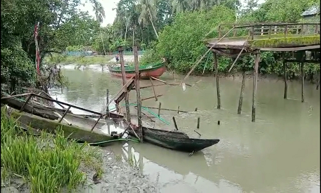 বাগেরহাটে সিমেন্টবাহী ট্রলারের ধাক্কায় পুল ভেঙ্গে সবজি ব্যবসায়ীর মৃত্যু