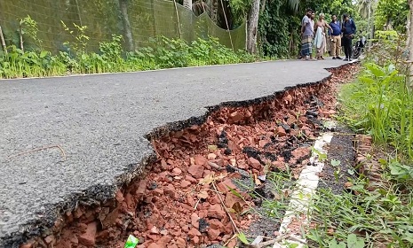 বাগেরহাটে নির্মাণের দুই মাসের মধ্যেই সড়কে ভাঙ্গন, উঠে যাচ্ছে কার্পেটিং