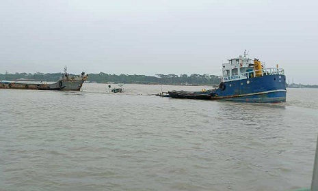 মোংলা বন্দরের পশুর চ্যানেলে একটি কার্গোর ধাক্কায় অপর কার্গো জাহাজ ডুবি 