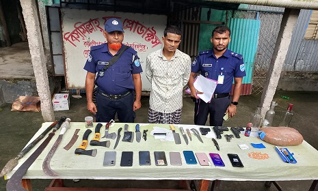 ফরিদপুরে যৌথ বাহিনীর অভিযানে পিস্তল ম্যাগাজিন, মাদক, দেশীয় অস্ত্রসহ গ্রেফতার ১