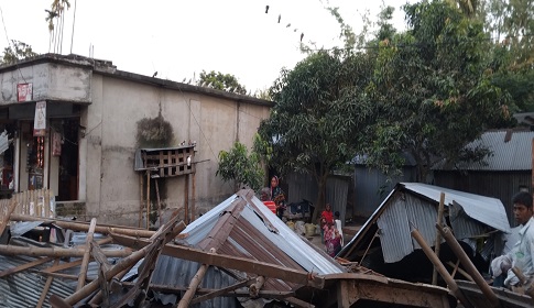 পলাশবাড়ীতে জমিজমা সংক্রান্ত জেরে ঘরবাড়ীতে হামলা ভাঙচুর, থানায় মামলা