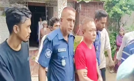 মব তৈরি করে কেশবপুরে সাবেক মেয়র রফিকুল ইসলামকে পুলিশে হস্তান্তর