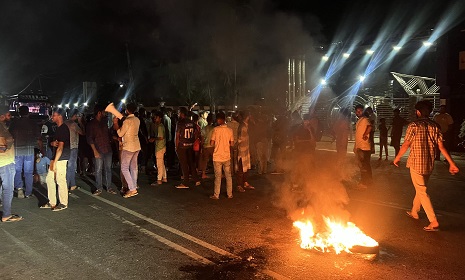 কুষ্টিয়ায় জুলাই বিপ্লব নিয়ে পুলিশ সদস্যের কটুক্তিমূলক ফেসবুক পোস্ট, প্রতিবাদে সড়ক অবরোধ
