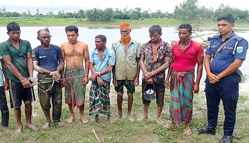 সোনাতলায় যৌথবাহিনীর অভিযানে ড্রেজার ও পাইপ ভাঙচুর, আটক ৭