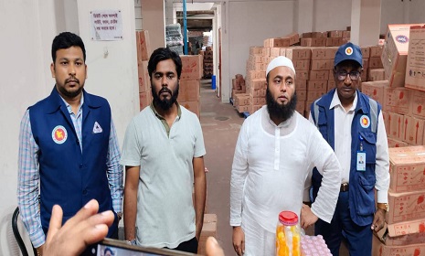 ফরিদপুরে সেফ ফুড ইন্ডাস্ট্রিতে অনিয়মের অভিযোগে অভিযান ও জরিমানা