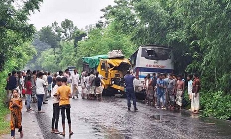 পাবনায় বাস-ট্রাক সংঘর্ষে নিহত ৩
