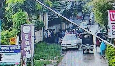 ফরিদপুরে এ কে আজাদের বাড়িতে বিএনপির একাংশের হানা