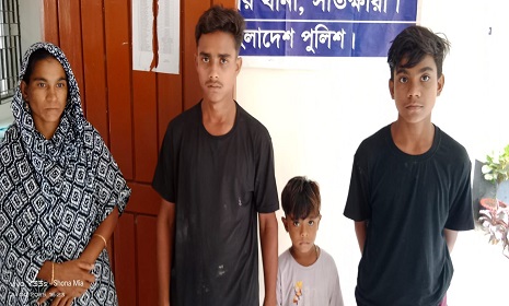 অবৈধ ভাবে ভারত থেকে আসার পথে চার বাংলাদেশী আটক
