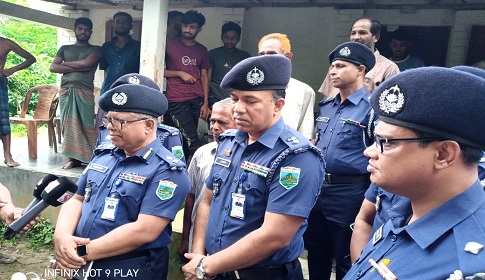 সোনাতলায় পুলিশের গাড়ি ব্যবহার করে ডাকাতি, ঘটনাস্থল পরিদর্শনে ডিআইজি