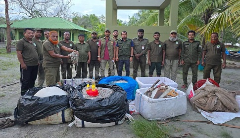 সুন্দরবনে বিষ দিয়ে ধরা ৩ মণ মাছ উদ্ধার, ৬টি ডিঙ্গি নৌকা আটক