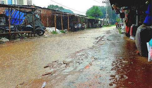 বৃষ্টি হলেই কাদা পানিতে ভরে যায় সড়ক