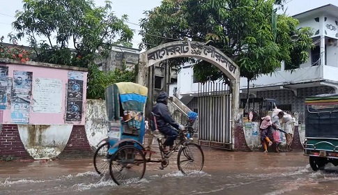 বাগেরহাটে ভারী বর্ষণে প্লাবিত শহরসহ বিস্তীর্ণ এলাকা