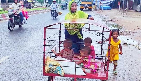 মায়ের বানানো লোহার খাঁচাতেই ৪ শিশুর বসবাস