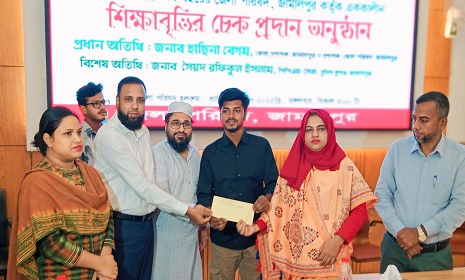 ৪৮ কৃতী শিক্ষার্থীকে বৃত্তির চেক দিল জামালপুর জেলা পরিষদ