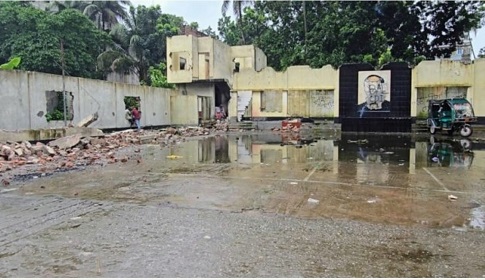 জুলাই শহীদদের স্মরণে ফরিদপুরে স্মৃতিস্তম্ভ