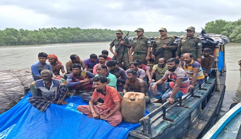 নিষেধাজ্ঞা অমান্য করে সুন্দরবনে মাছ আহরণ, ৩ ট্রলারসহ ২৭ জেলে আটক