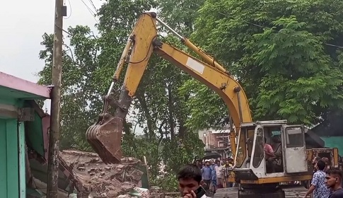 গোপালগঞ্জে ৩৩টি অবৈধ স্থাপনা উচ্ছেদ
