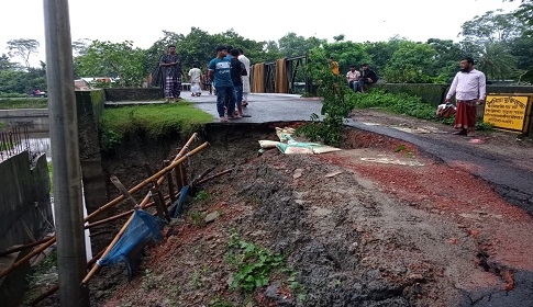 কোটালীপাড়ায় প্রবল বর্ষণে ক্ষতিগ্রস্ত সড়ক, চলাচলে দুর্ভোগ