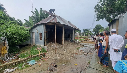 রাজবাড়ীতে নোটিশ ছাড়াই সাবেক মহিলা ভাইস চেয়ারম্যানের বাড়ি ভেঙে দিলেন পৌর প্রশাসক