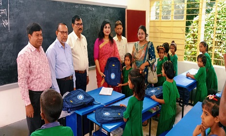 মহম্মদপুরে শিক্ষার্থীদের চমকে দিতে নতুন স্কুল ব্যাগ নিয়ে হাজির ইউ এন ও