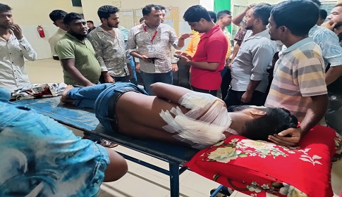 ফরিদপুরে রেন্ট-এ-কার নির্বাচনকে কেন্দ্র করে সাধারণ সম্পাদক প্রার্থীর ওপর সন্ত্রাসী হামলা