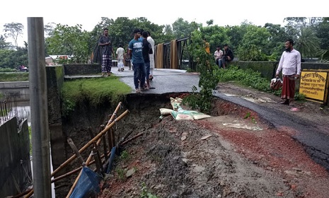 প্রবল বর্ষণে ক্ষতিগ্রস্ত সড়ক, চলাচলে দুর্ভোগ