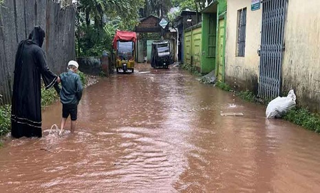 নোয়াখালীতে পানিবন্দি দুই লাখ মানুষ, ৪০ ঘরবাড়ি বিধ্বস্ত