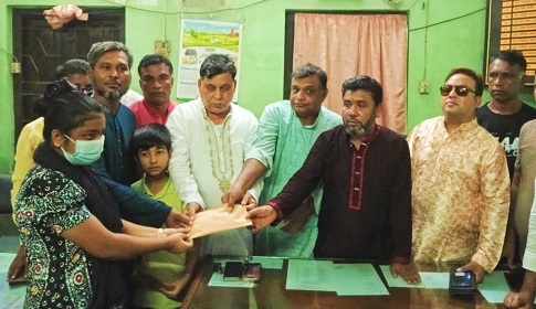নিহত দুই শ্রমিক পরিবারকে নগদ টাকা অনুদান