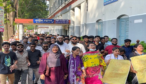 সোহাগ হত্যা ও চাঁদাবাজি-সন্ত্রাসের প্রতিবাদে ফরিদপুরে ছাত্র জনতার বিক্ষোভ