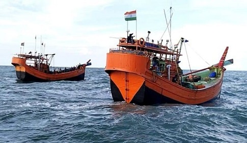 বাংলাদেশের সমুদ্রসীমায় দু’টি ট্রলারসহ ৩৪ ভারতীয় জেলে আটক