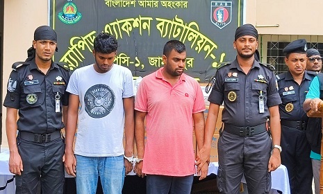 অবৈধ পথে আসা প্রায় ৫ লাখ জিলেট ব্লেড উদ্ধার, গ্রেফতার ২