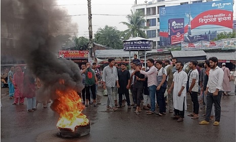 গোপালগঞ্জে হামলার প্রতিবাদে সাতক্ষীরায় সড়ক অবরোধ