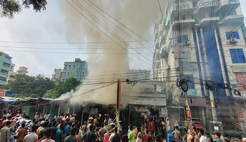 নারায়ণগঞ্জ সিটি হকার্স মার্কেটে আগুন, অর্ধকোটি টাকার মালামাল পুড়ে ছাই