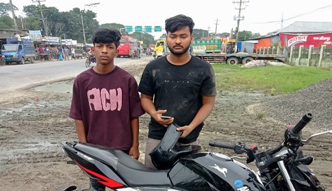 মাদারীপুরে সেনাবাহিনীর হাতে দেশীয় অস্ত্রসহ দুইজন আটক