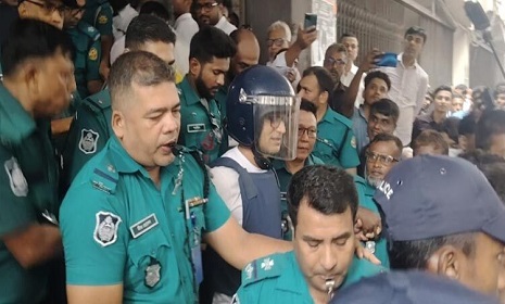 ‘দেশটাকে পুড়িয়ে ফেলছে ওরা’