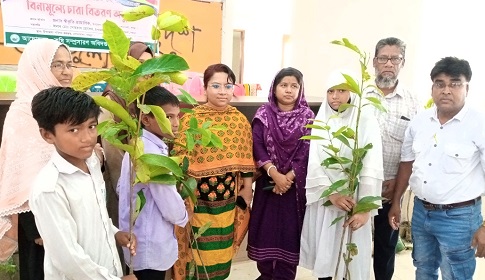 সোনাতলায় শিক্ষার্থীদের গাছের চারা উপহার দিলেন ইউএনও