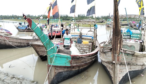 নোয়াখালীতে হতদরিদ্র মাঝিকে জাল ও নৌকা প্রদান