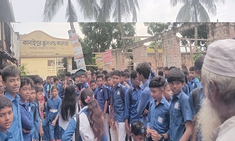 ফরিদপুরে খেলার মাঠ বাঁচাতে শিক্ষার্থীদের মানববন্ধন