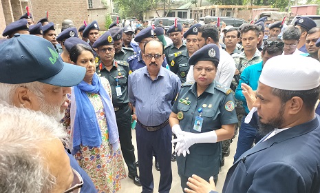 গোপালগঞ্জে ক্ষতিগ্রস্ত স্থাপনা পরিদর্শন করলেন দুই উপদেষ্টা