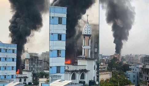 শেওড়াপাড়ায় মেট্রো স্টেশনের পাশের ভবনে আগুন
