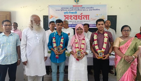 আগৈলঝাড়ায় কৃতি ৩৩ শিক্ষার্থীকে সংবর্ধনা