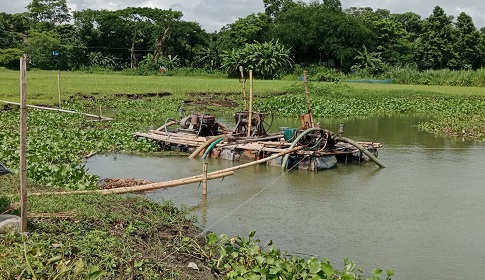 বোয়ালমারীতে বিএনপি নেতার জমিতে অবৈধ ড্রেজার, জব্দ করলেন এসিল্যান্ড