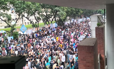 সচিবালয়ের সামনে শিক্ষার্থীদের বিক্ষোভ, সব গেট বন্ধ