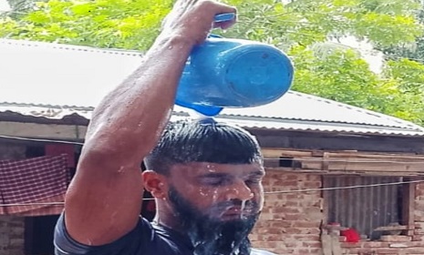 নড়াইলে দুধ দিয়ে গোসল করে ছাত্রলীগ নেতার পদত্যাগ