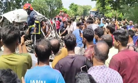 ট্রাকের সাথে সংঘর্ষে মাইক্রোবাস চুরমার, নিহত ৮
