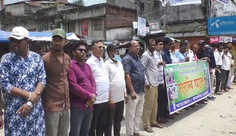 সাতক্ষীরায় সাংবাদিকদের ওপর হামলায় জড়িতদের গ্রেফতারের দাবিতে সমাবেশ স্মারকলিপি প্রদান