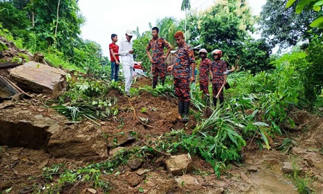 সাজেকে পাহাড় ধসে যান চলাচল বন্ধ, আটকা পড়েছেন ৪ শতাধিক পর্যটক