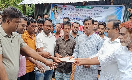 সুবর্ণচরে নিহত ৩ শ্রমিকের পরিবারকে সাবেক এমপির পক্ষে মানবিক সহায়তা