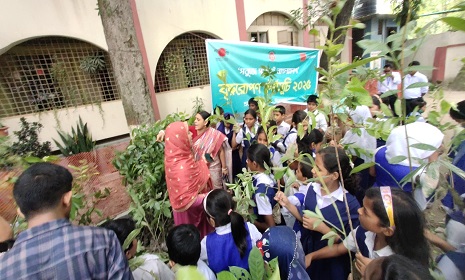 দিনাজপুরে প্রকৃতি ও জীবন ক্লাবের উদ্যোগে দ্বিতীয় দফায় বৃক্ষ চারা বিতরণ ও বৃক্ষরোপণ 