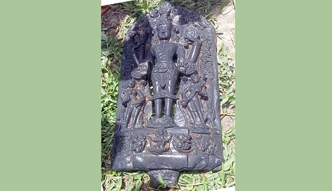 চাটমোহরে পুকুর থেকে কষ্টি পাথরের বিষ্ণু মূর্তি উদ্ধার